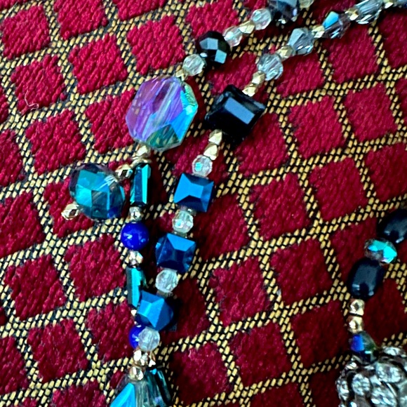 Gorgeous 22in Long Blue Crystal Necklace- Statement Piece - Picture 4 of 10